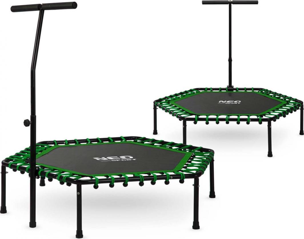 Trampoline med sekskantet grønn og svart ramme, justerbart T-formet håndtak og metallben, sett fra siden og fronten.