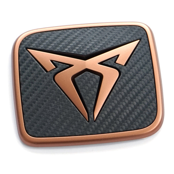 Emblem/logo til Cupra Formentor > Copper / Carbon i kobber og karbon til bakluke, laget i ABS-materiale med perfekt passform