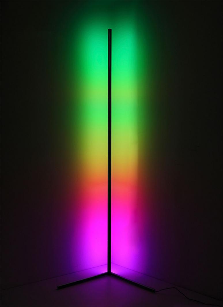 Walking Pad gulvlampe hjørne RGB LED lyser opp veggen med fargerik belysning på trekantet base.