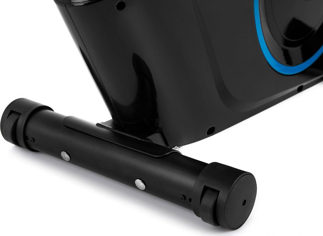 Trimsykkel sort metallbase med svarte plastender, synlige skruer og blå detalj i bakgrunnen fra siden.