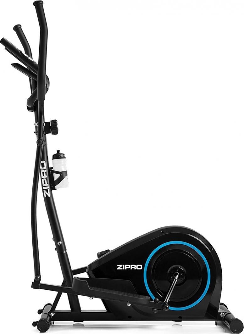 Orbitrek svart ellipsemaskin med blå detaljer, vannflaskeholder, store håndtak og tydelige pedaler sett fra siden.