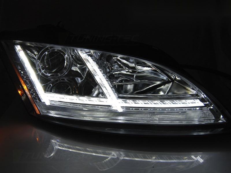 Frontlykter Audi TT 8J 06-10 med festedetaljer.