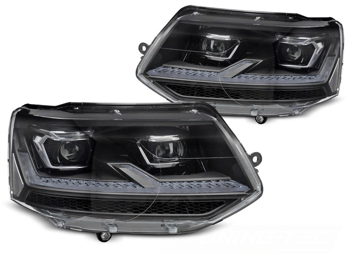Frontlykter Full LED Black Chrome Sequential til VW T5.1 10-15 sett rett forfra på hvit bakgrunn.