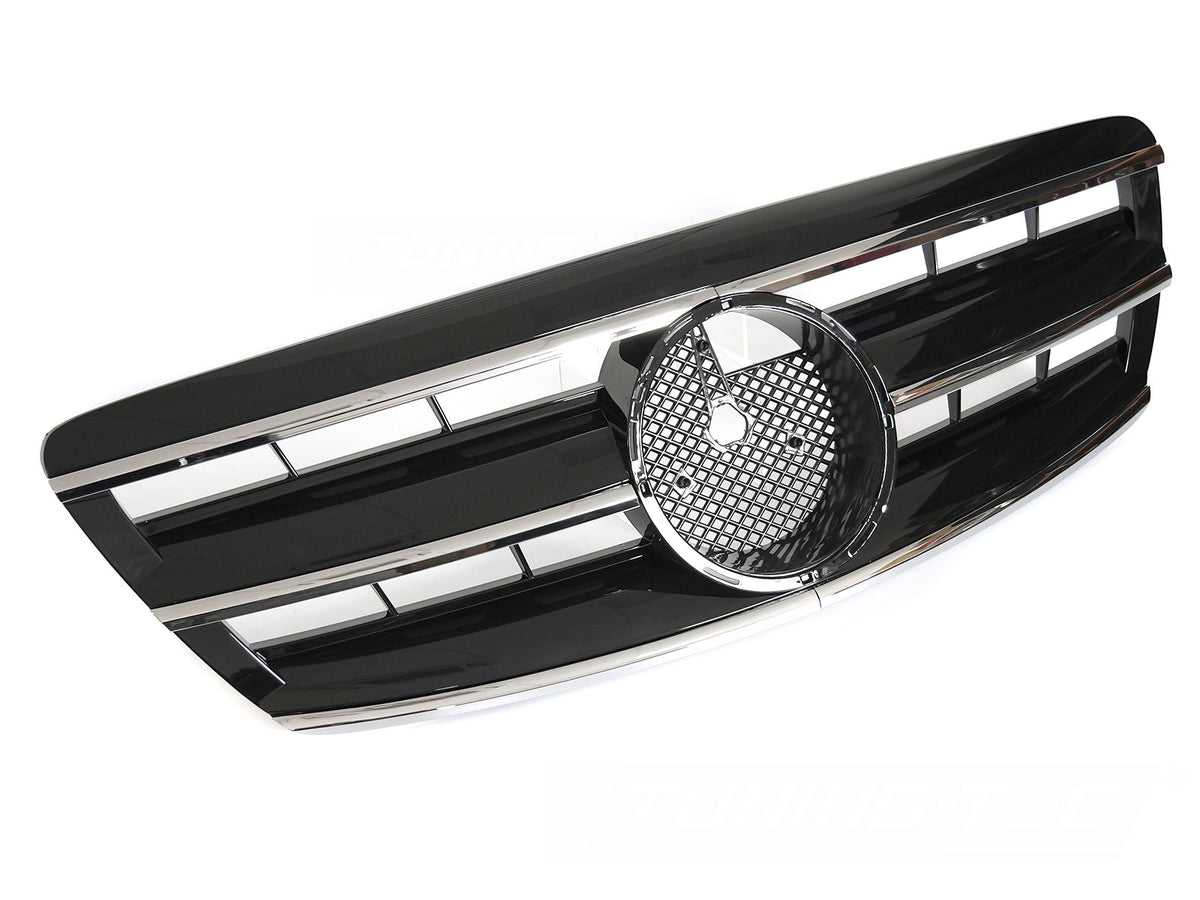 Grill til Mercedes S-Klasse W220 02-05 i krom/sort sett rett forfra på hvit bakgrunn.