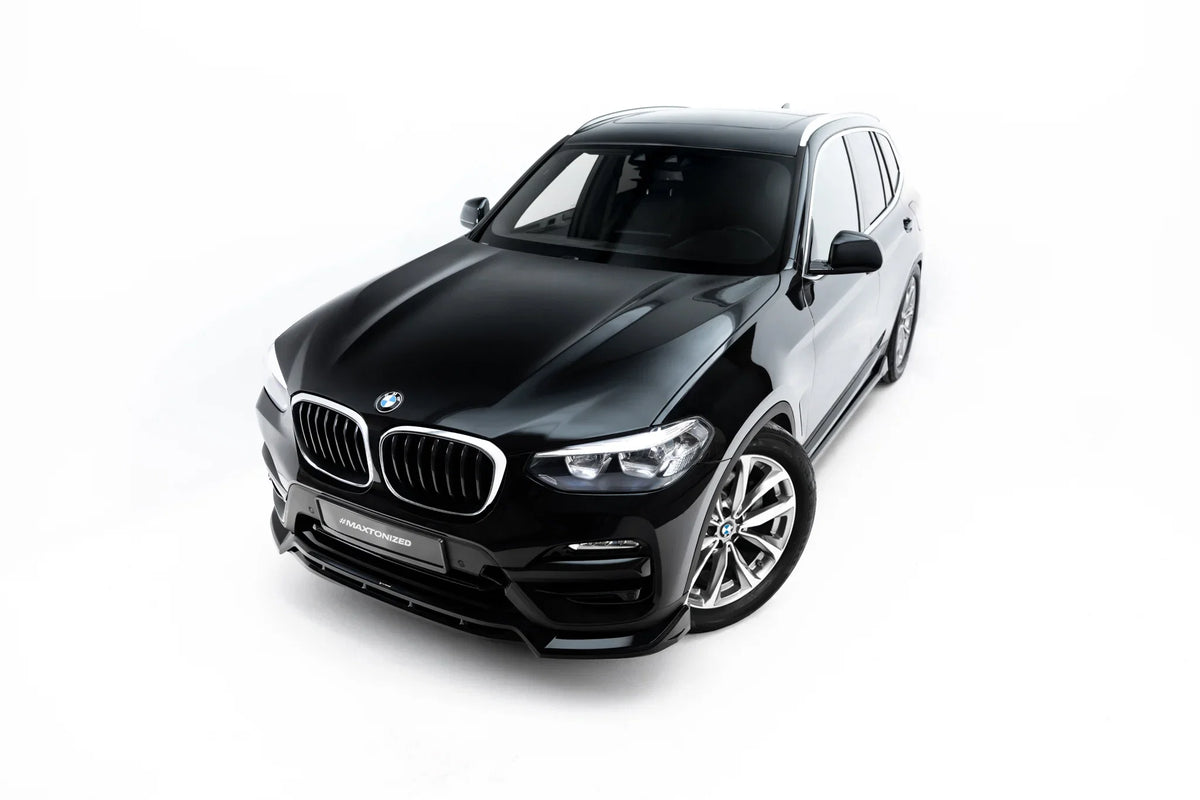 Nærbilde av blank sort frontsplitter på BMW X3 G01