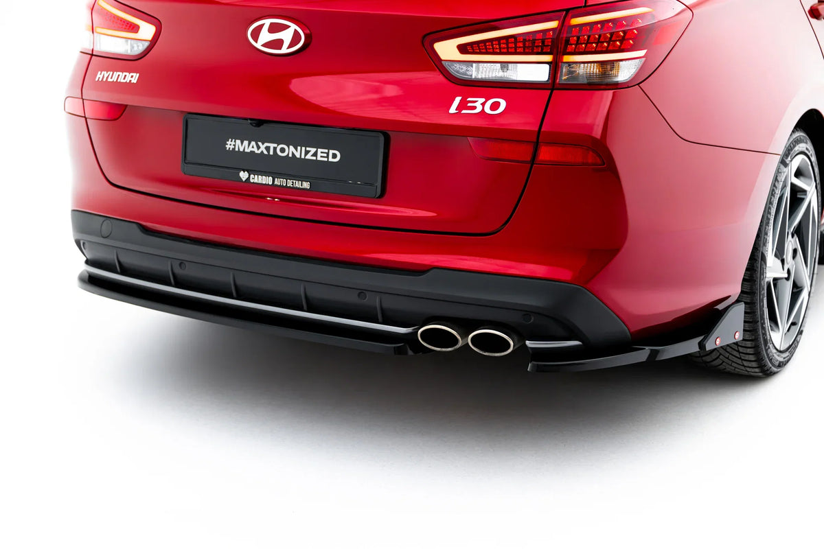 Bakre støtfanger på Hyundai i30 N-Line Wagon med sidesplittere bak i ABS-plast