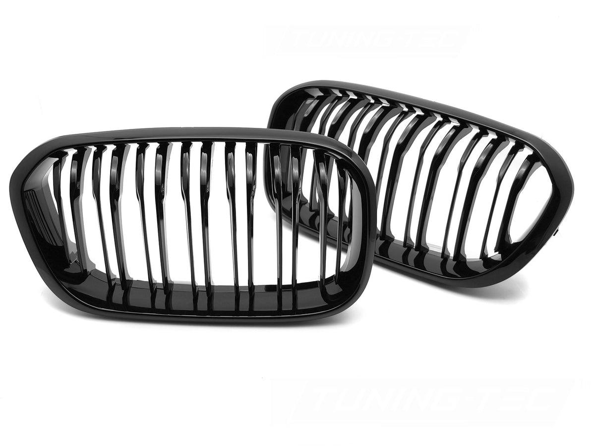Sportsgrill i blank svart med dobbeltstavdesign montert på BMW 1-serie F20 LCI