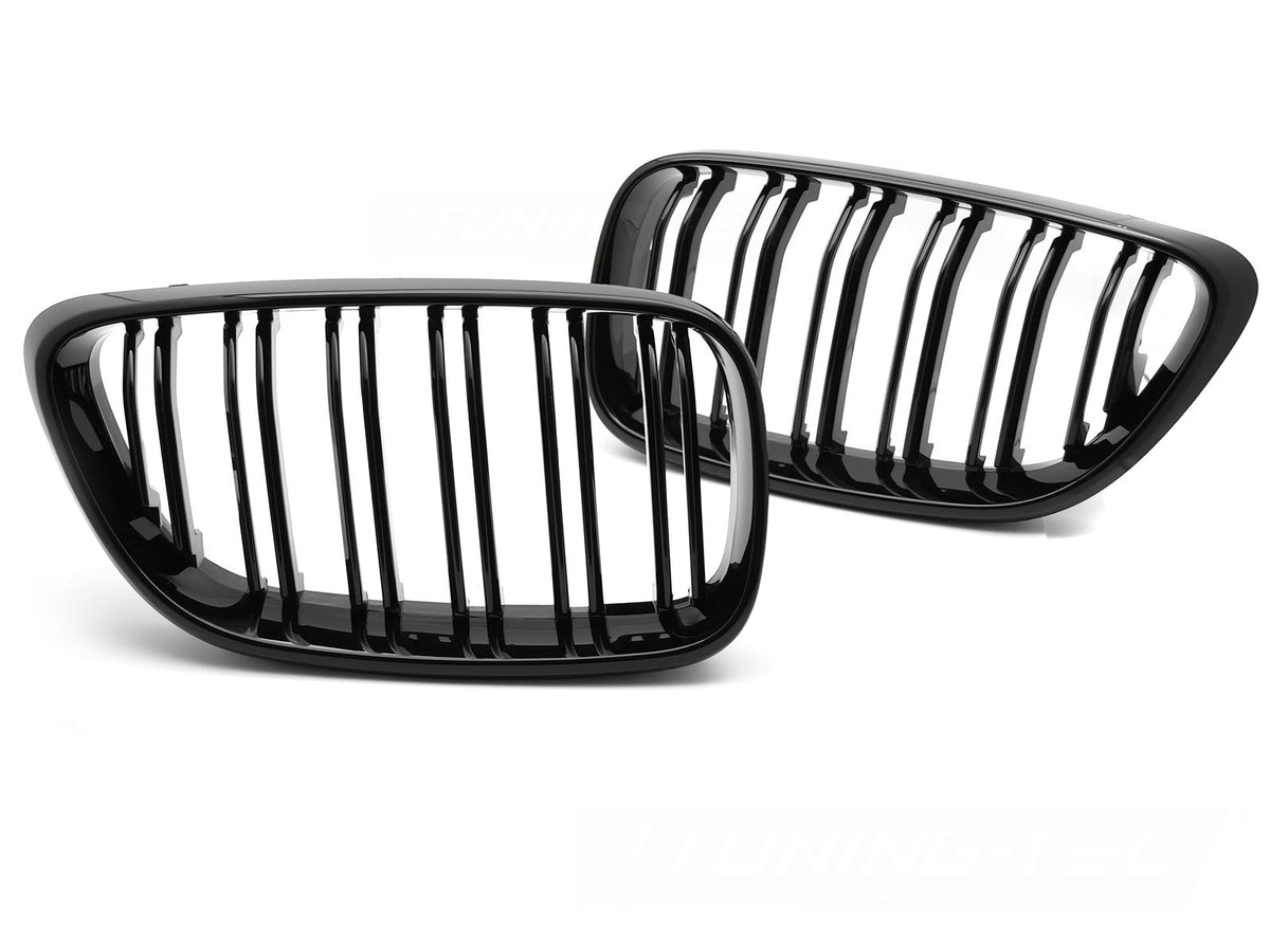 Sportsgrill i glossy svart med dobbeltstavdesign montert på BMW 2-serie F22