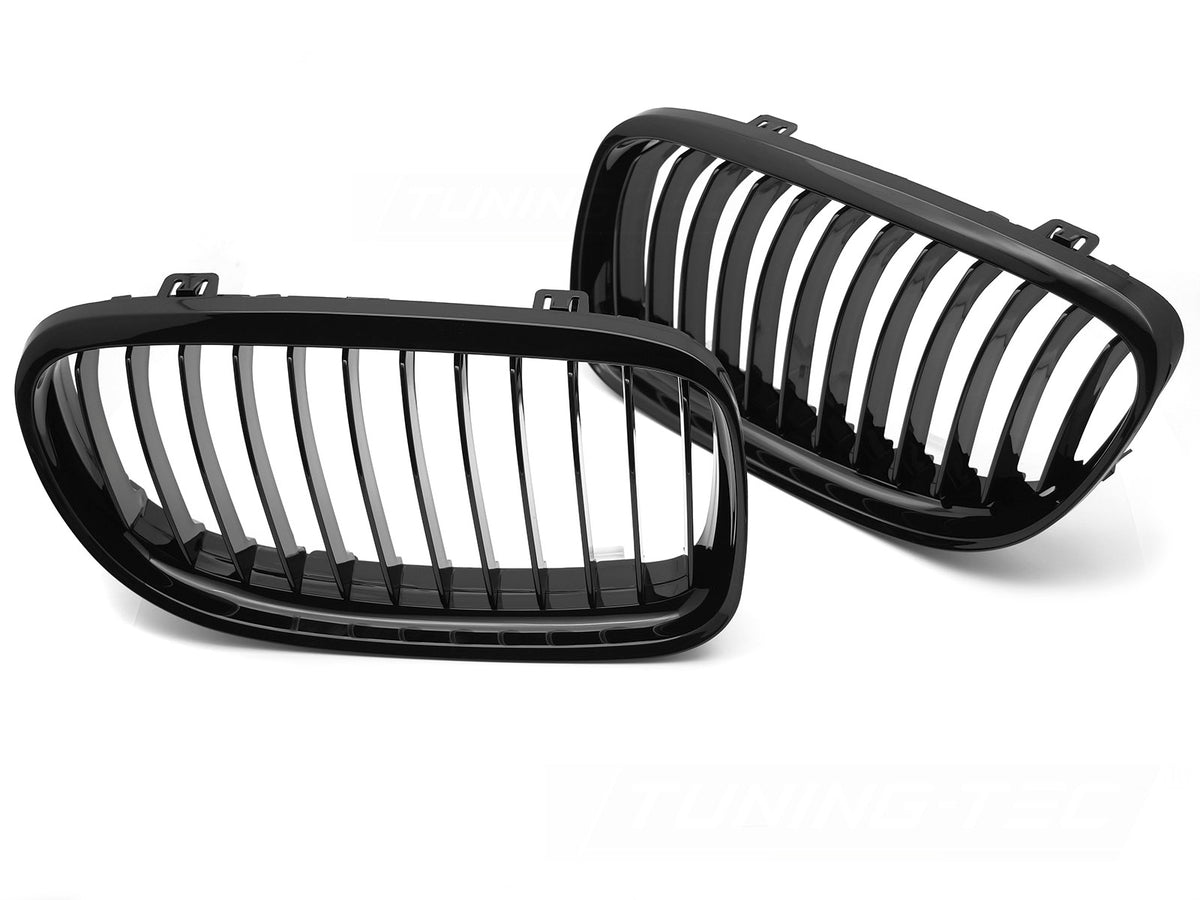 Blank svart grill montert på BMW E90 LCI 2009–2011 sett forfra