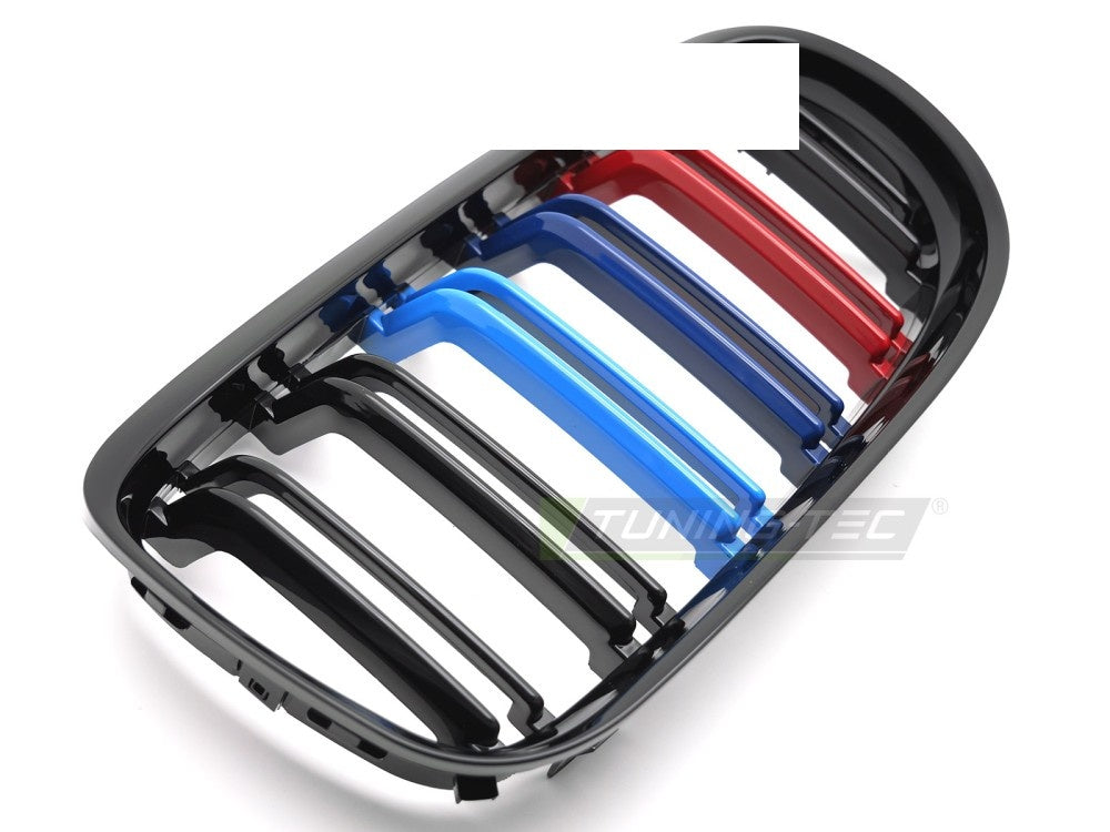 Nærbilde av grill BMW E90/E91 LCI 09-11 blank svart finish tri-colour aksenter