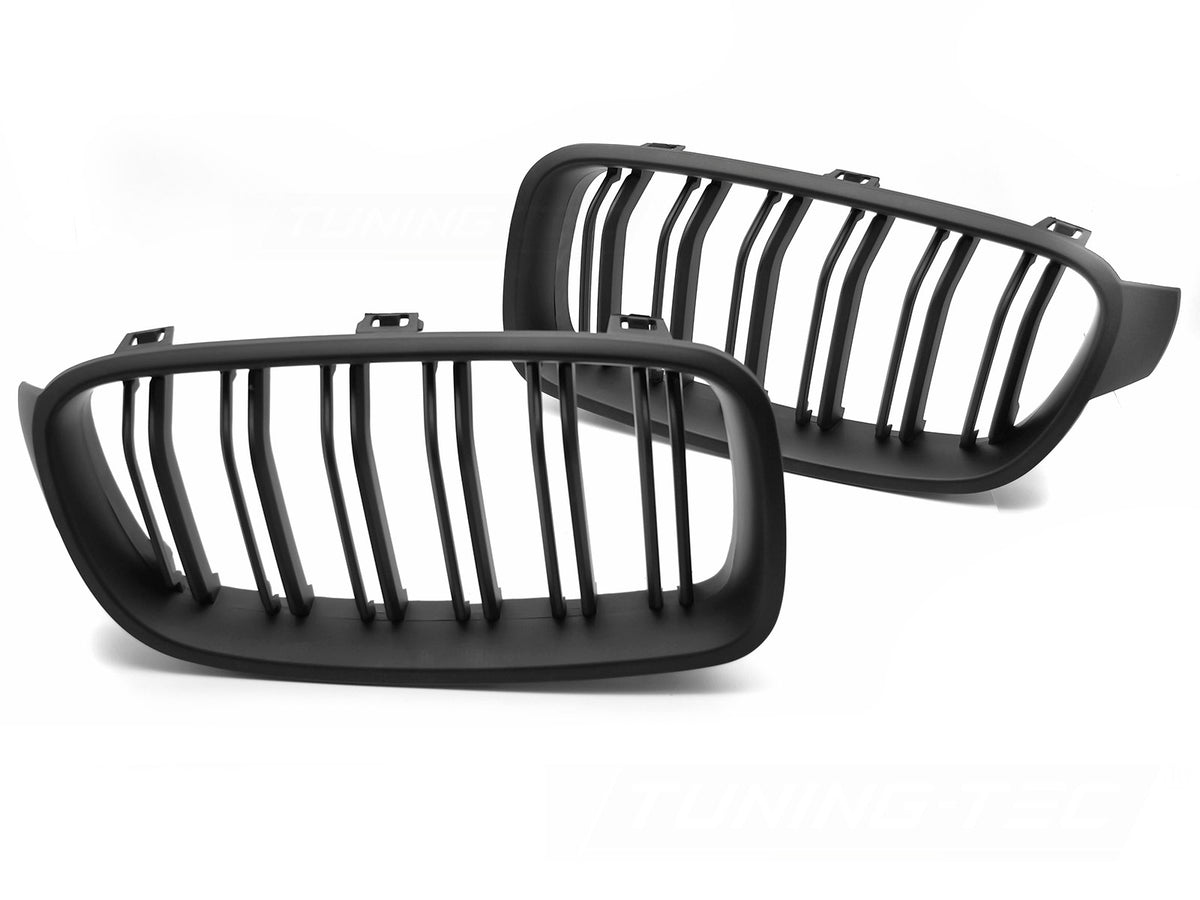 Sportsgrill matt svart med dobbel ribbe montert på BMW 3-serie F30 sedan 2011–2018