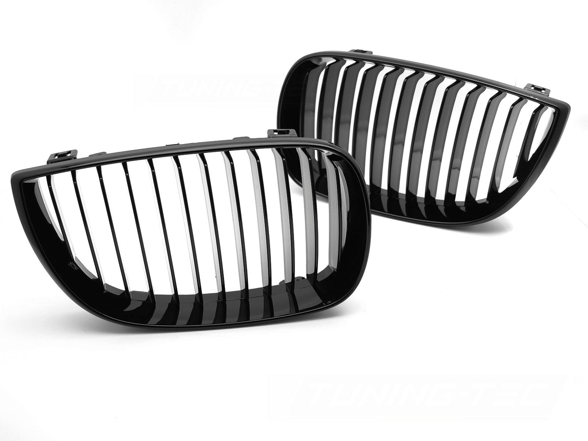 Blank svart grill montert på BMW 1-serie E87 2004-2007 – frontvisning