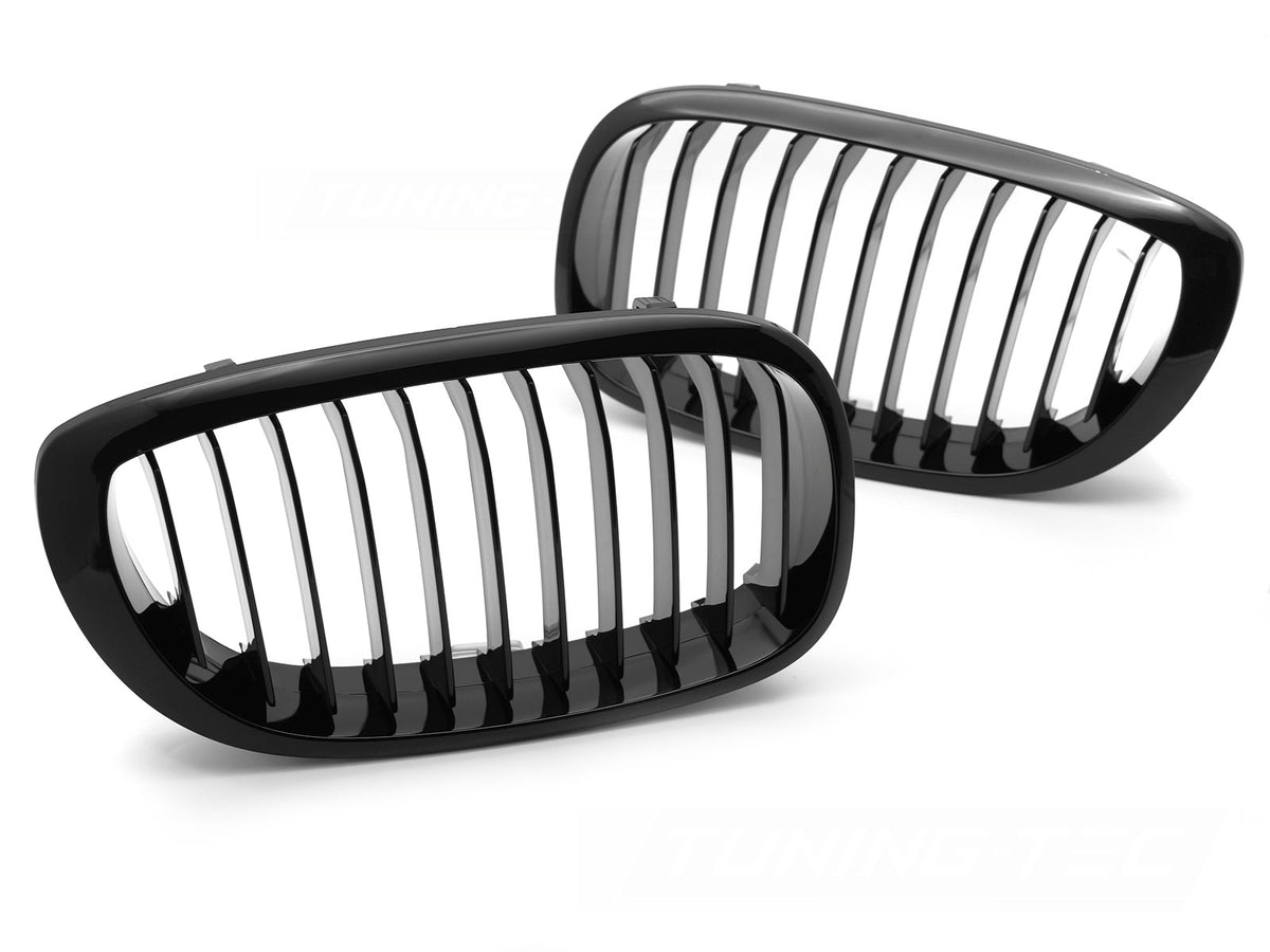 Blank svart frontgrill montert på BMW E46 LCI Sedan – glossy finish