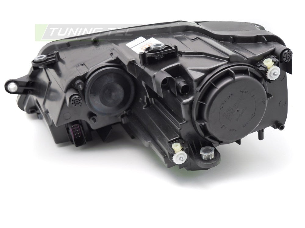 Volkswagen Jetta VI frontlykter med U-formet LED-lysstripe