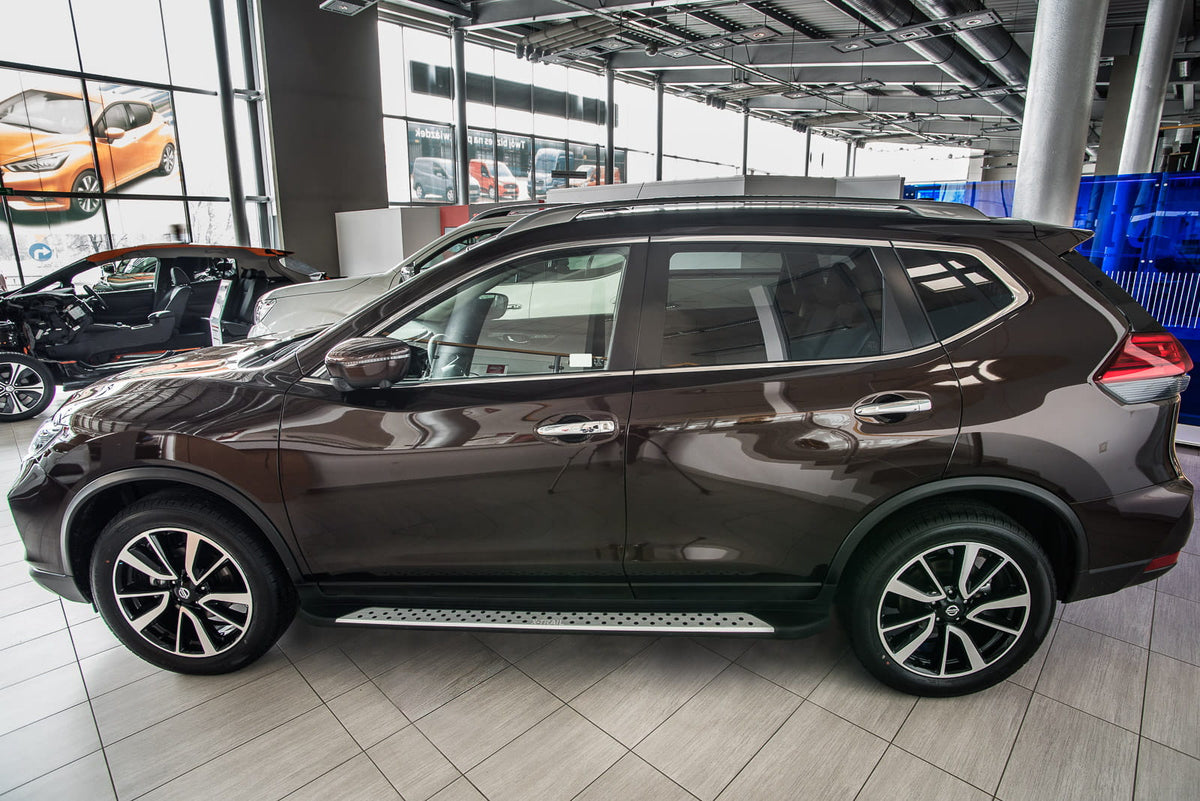 Stigtrinn Nissan X-Trail III T32 sett fra siden med ABS-overflate