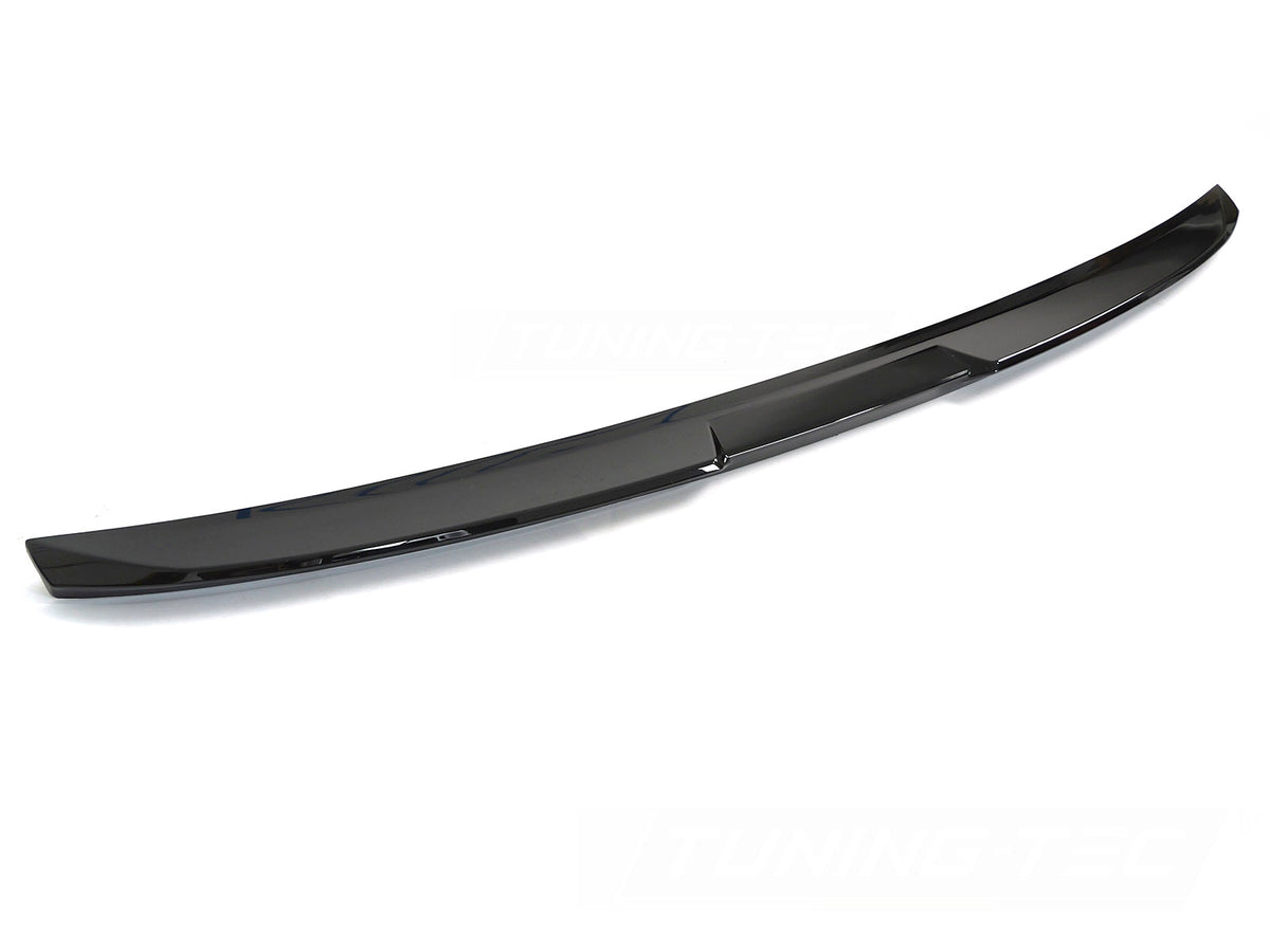 Baklokkspoiler Perform Style glossy sort montert på BMW 5-Serie G60 sett bakfra