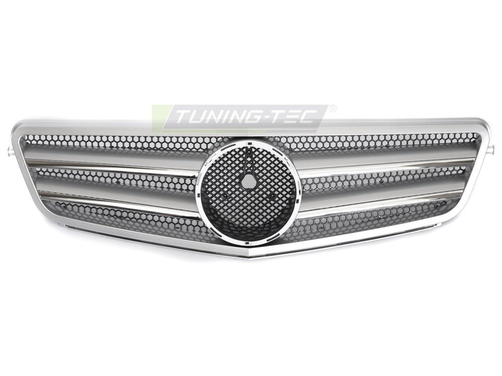 Detaljbilde av Grill C-Klasse W204 07-14 sølv/krom med lamellstruktur og emblemfeste.