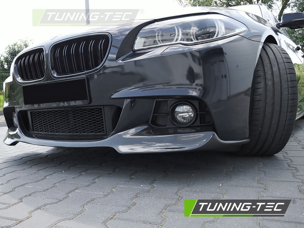 Frontspoiler V-Style Carbon til BMW F10 11-16 sett rett forfra på hvit bakgrunn.