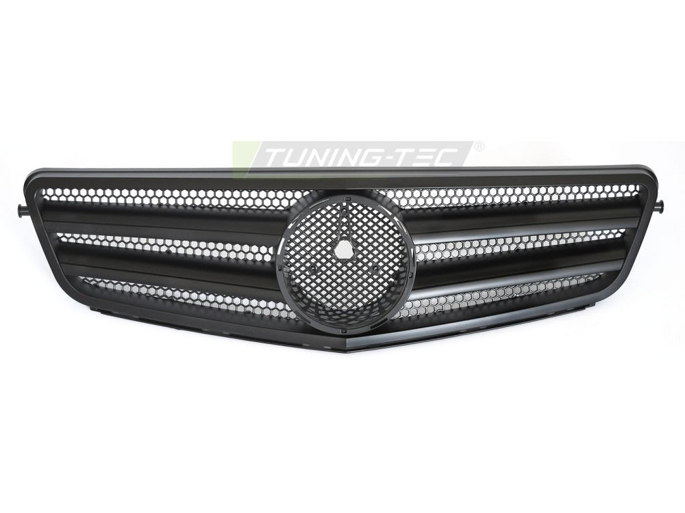 Detaljbilde av Grill C-Klasse W204 07-14 matt sort med lamellstruktur og emblemfeste.