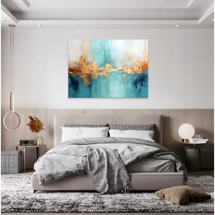 Abstrakt gull og blått lerretsbilde hengt over stor grå seng med stripete og rutete sengetøy i gråtoner.