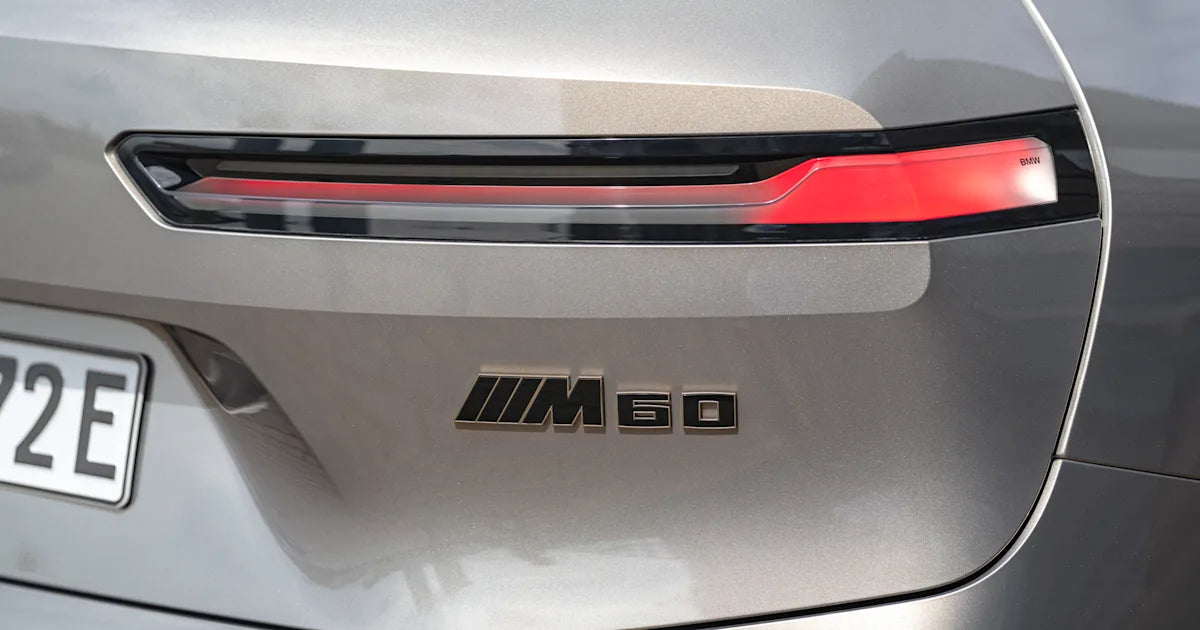 Emblem Bmw iX (I20) Bronze ///M60 Edition Bakluke | Bmw Ag - detaljer