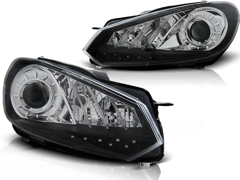 Frontlykter True DRL Black til VW Golf 6 10.08-12 sett rett forfra på hvit bakgrunn.