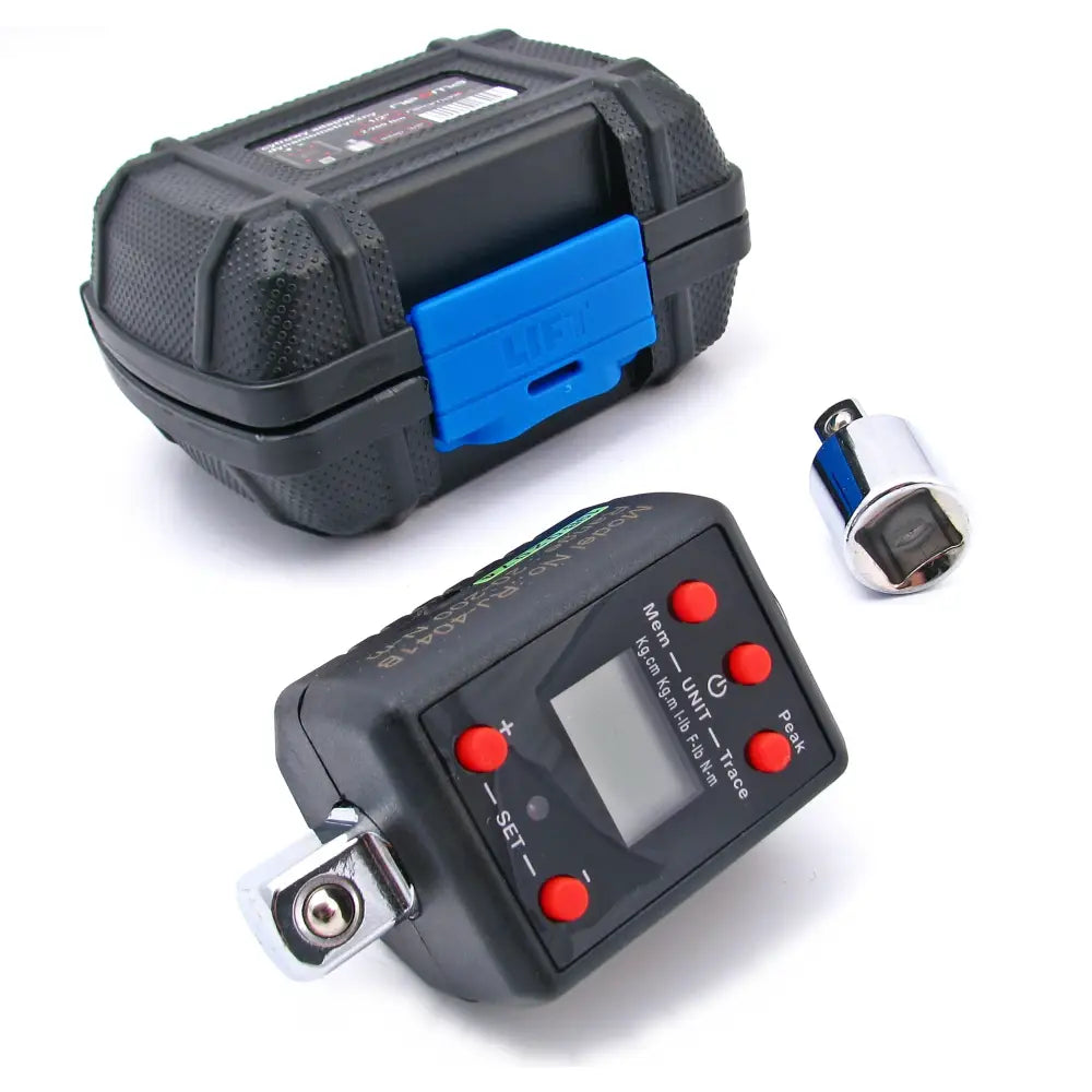 Digital momentadapter 1/2 til 3/8 med display og røde knapper, levert i plastboks med metalladapter.