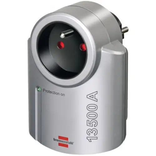 Adapter overspenningsvern Primera-Line, sølvfarget med lysindikator og tydelig "13500 A"-merking, skrå forfra.
