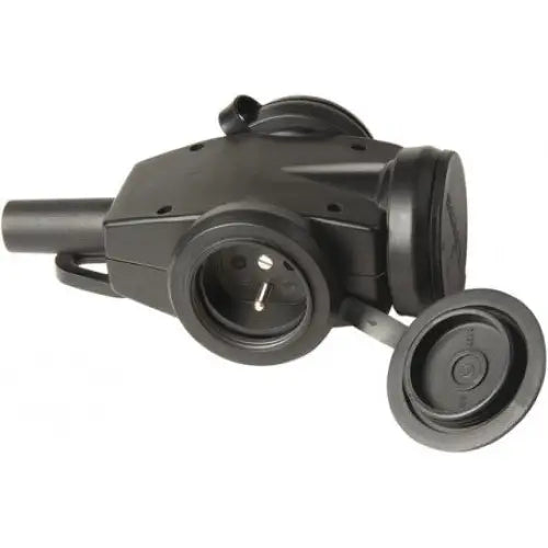 Adapterkabel 3-veis IP44, sort vinkeladapter sett fra siden med åpent lokk over ett støpseluttak.