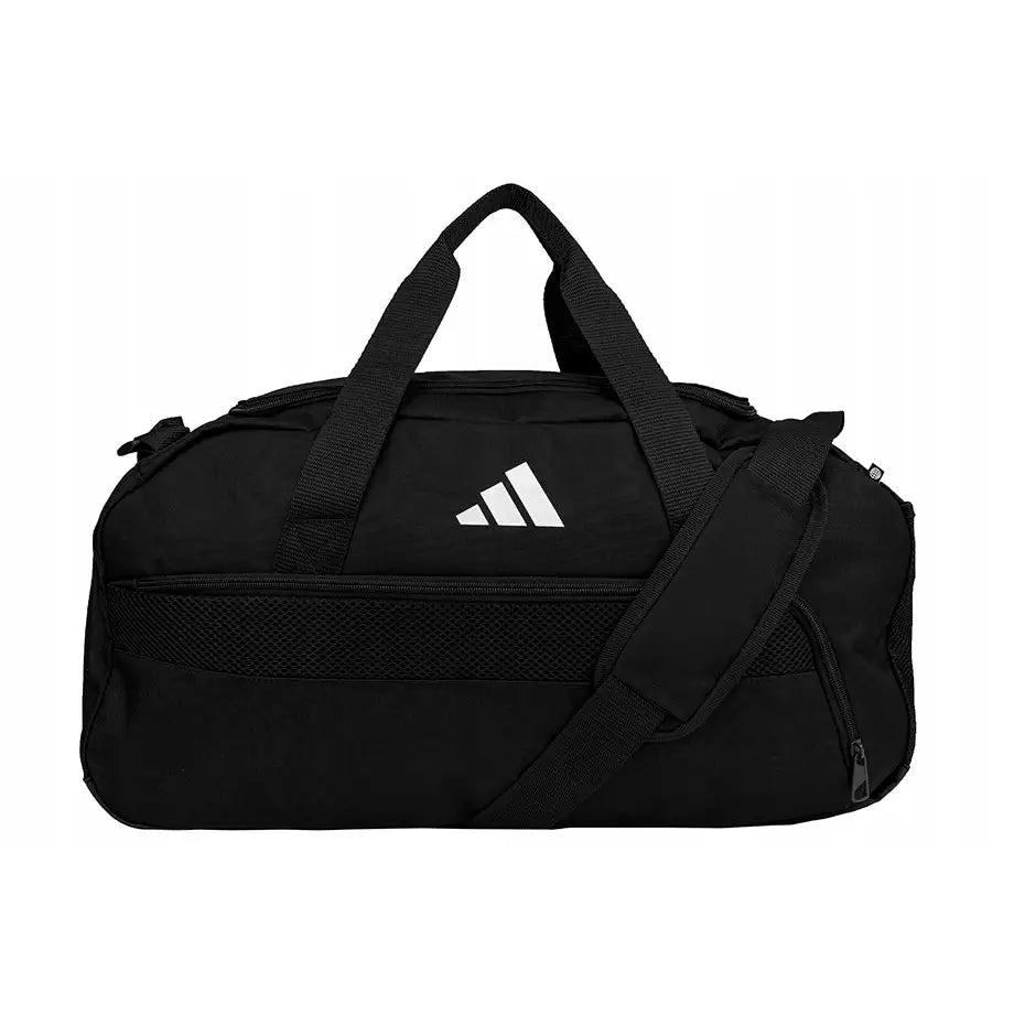 Adidas treningsbag i sort tekstil, frontvisning med hvit logo, bærehåndtak, skulderrem og glidelåslomme.