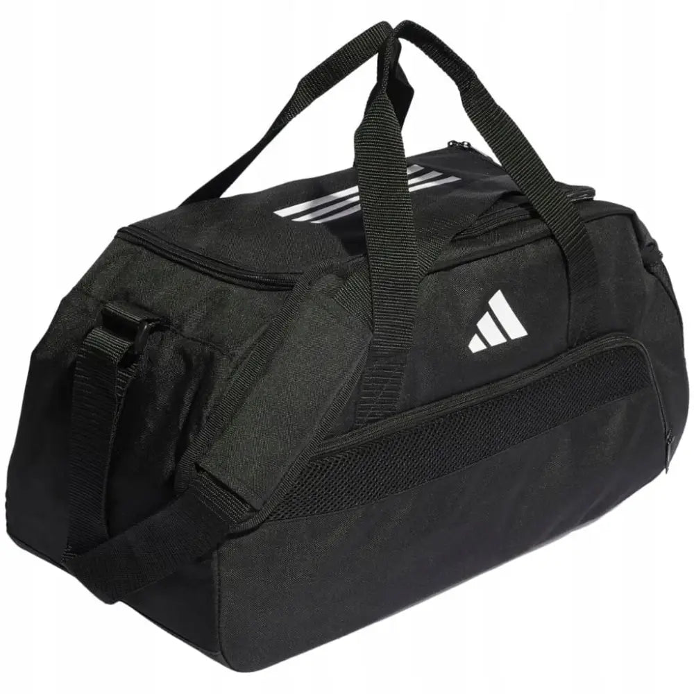 Adidas Tiro sportsbag 24L i svart tekstil, skråvisning med hvit logo, glidelås og netting sidelomme.