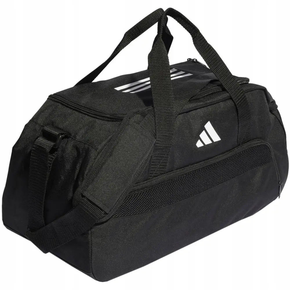 Adidas Tiro treningsbag i svart tekstil, skrå vinkel med hvit logo, stripemønster og polstret skulderreim.