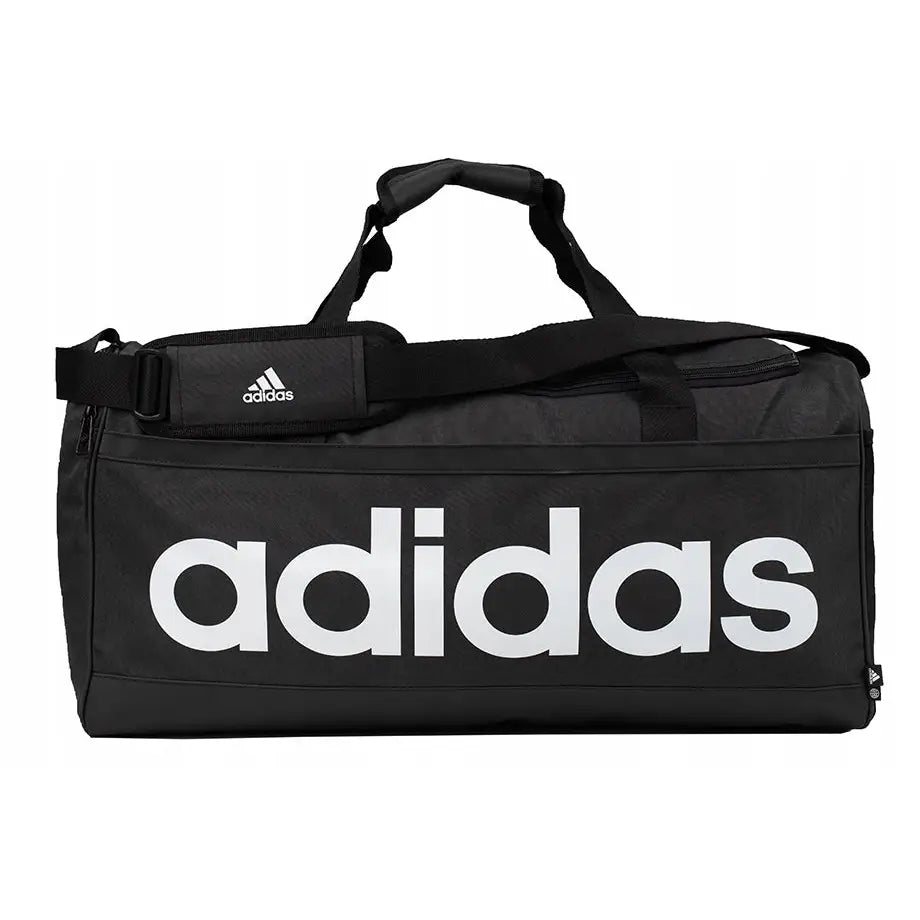 Adidas treningssportveske, svart tekstil med stor hvit logo og polstret justerbar skulderrem, frontvisning.