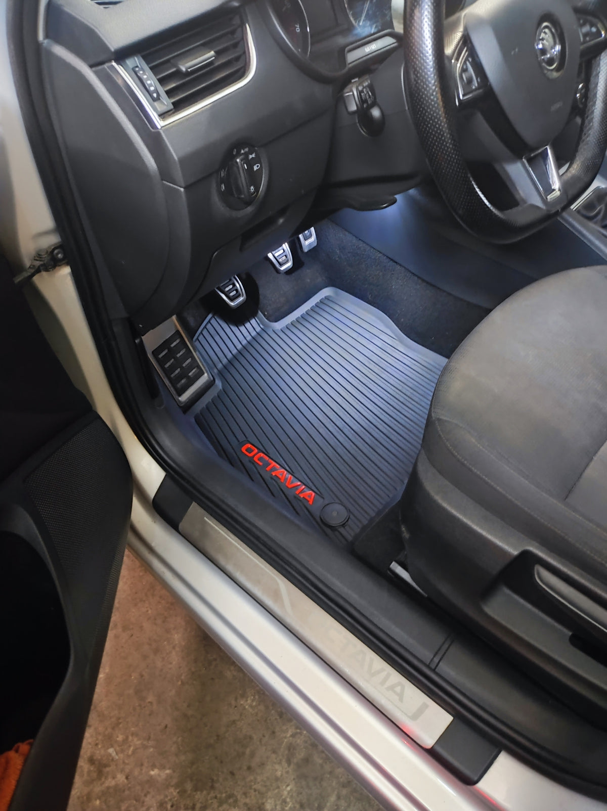 VAG OEM gulvmatter til Skoda Octavia IV – HDTE-materiale
