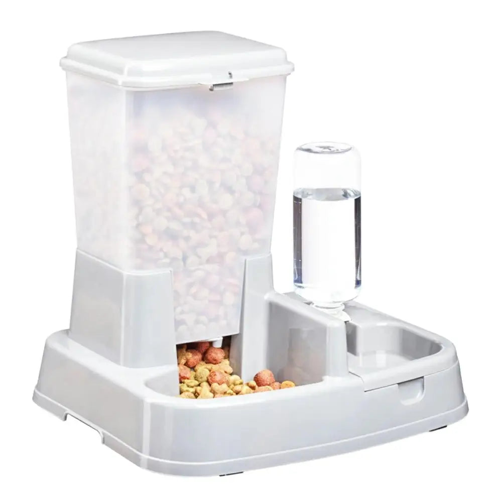 AG684 fôr- og vanndispenser 2-i-1, grå automatisk mater med separate beholdere for tørrfôr og vannflaske, sett skrått forfra.