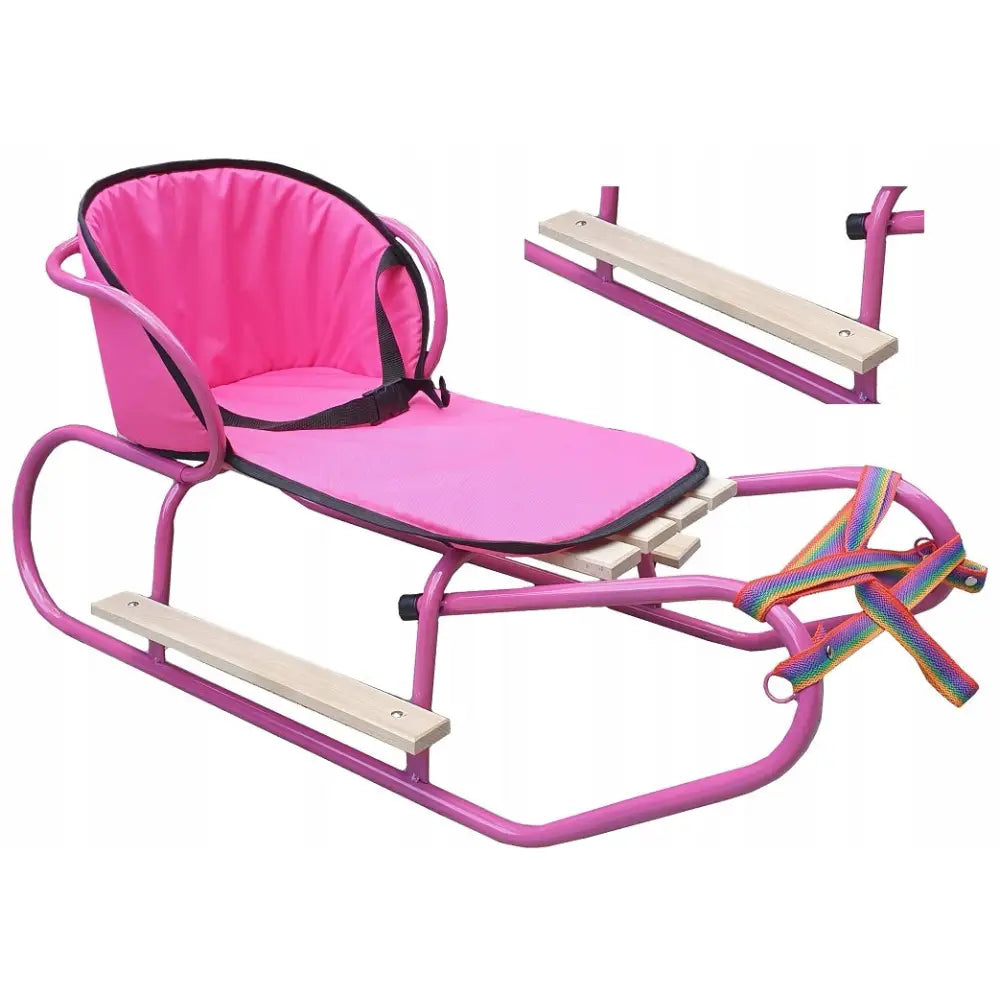 Akebrett Basic, rosa barneslede med ryggstøtte, polstret sete, seler og regnbuefarget trekkestropp fra siden.