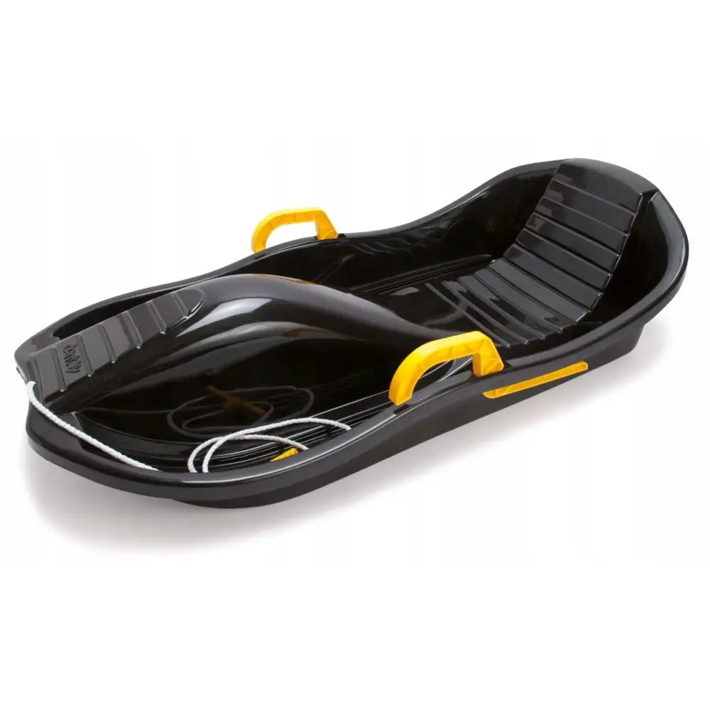 Akebrett Bobsleigh med bremser, svart plast med gule håndtak, synlige seteriller og snor, skrå vinkel.