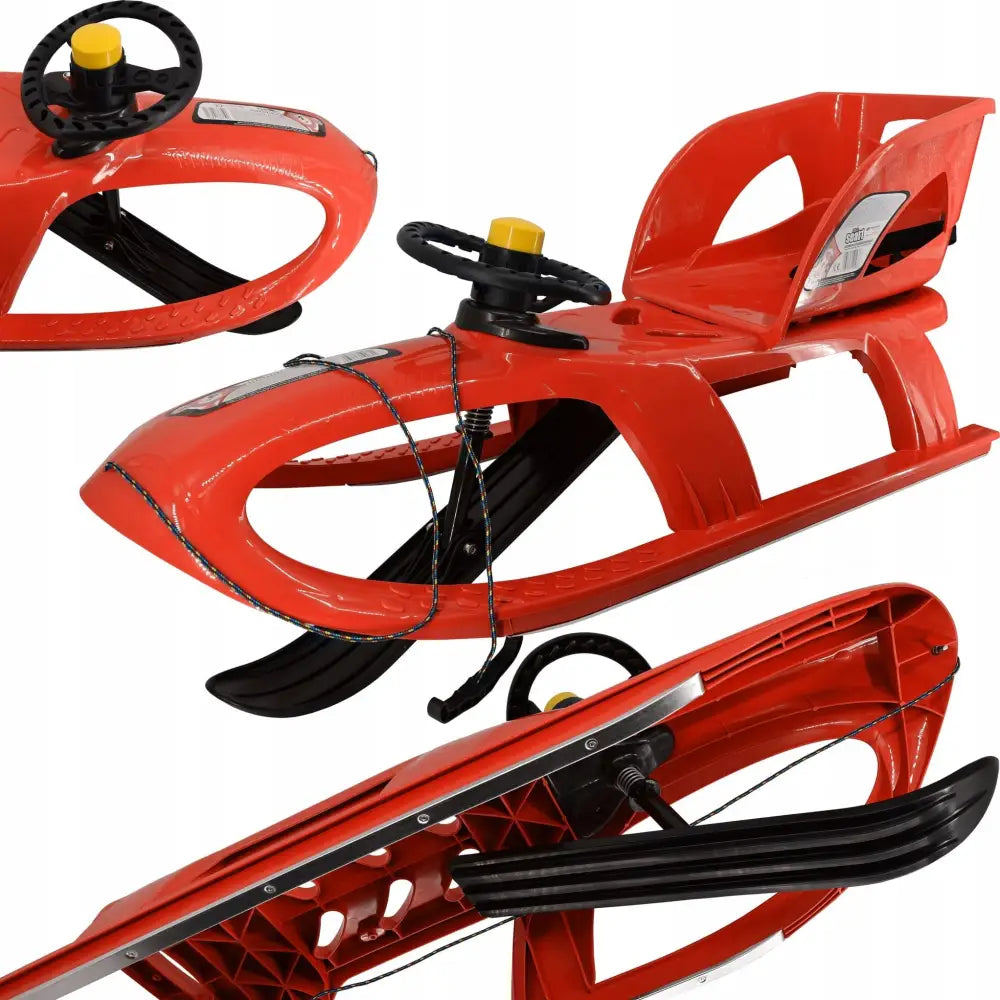 Akebrett Bullet i rød plast med sort ratt, gult horn og svarte meier, nærbilde av styresystemet.