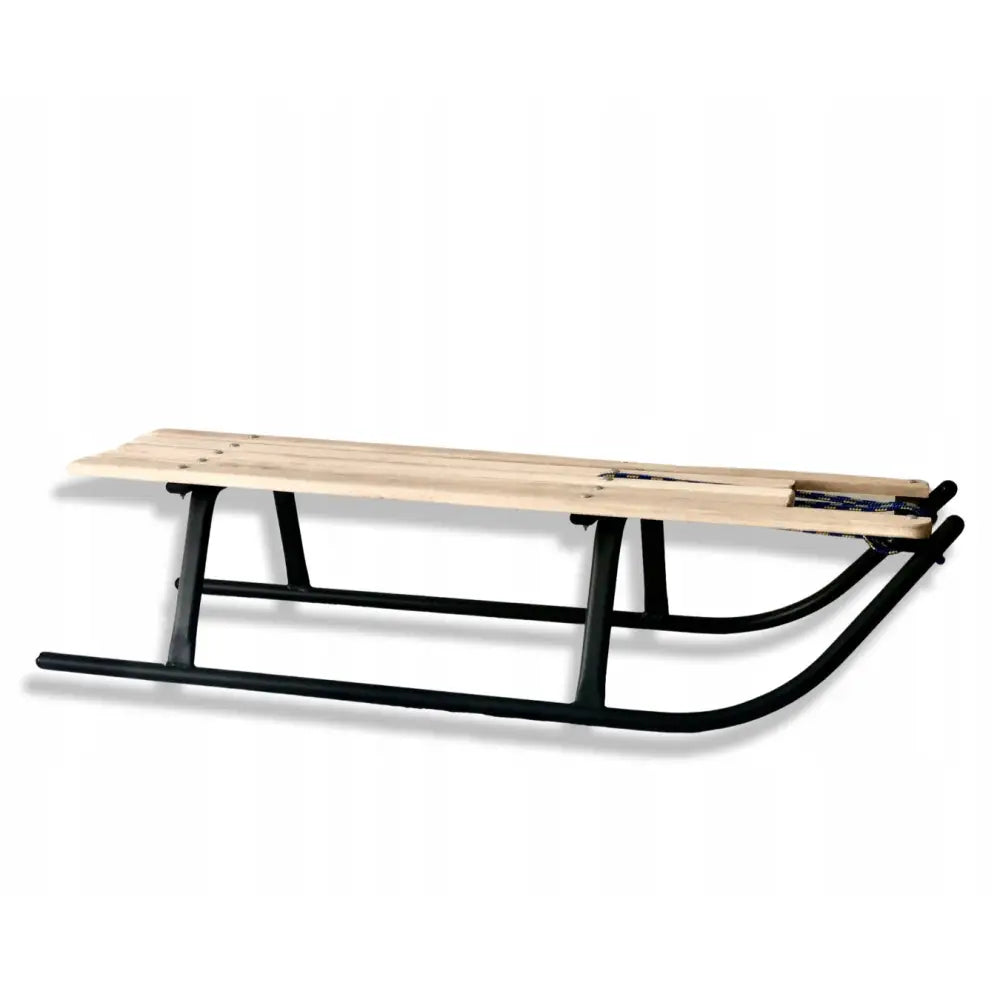 Akebrett i tre med lyse bøkplanker og solide svarte metallmeder, sideprofil mot hvit bakgrunn.