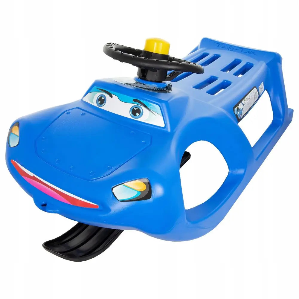 Akebrett med ratt og horn, blå bilform med tegneserieansikt og gule detaljer, sett skrått forfra.