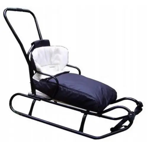 Akebrett med ryggstøtte, svart metallramme og hvit polstret støtte, mørk sovepose, sett skrått forfra.