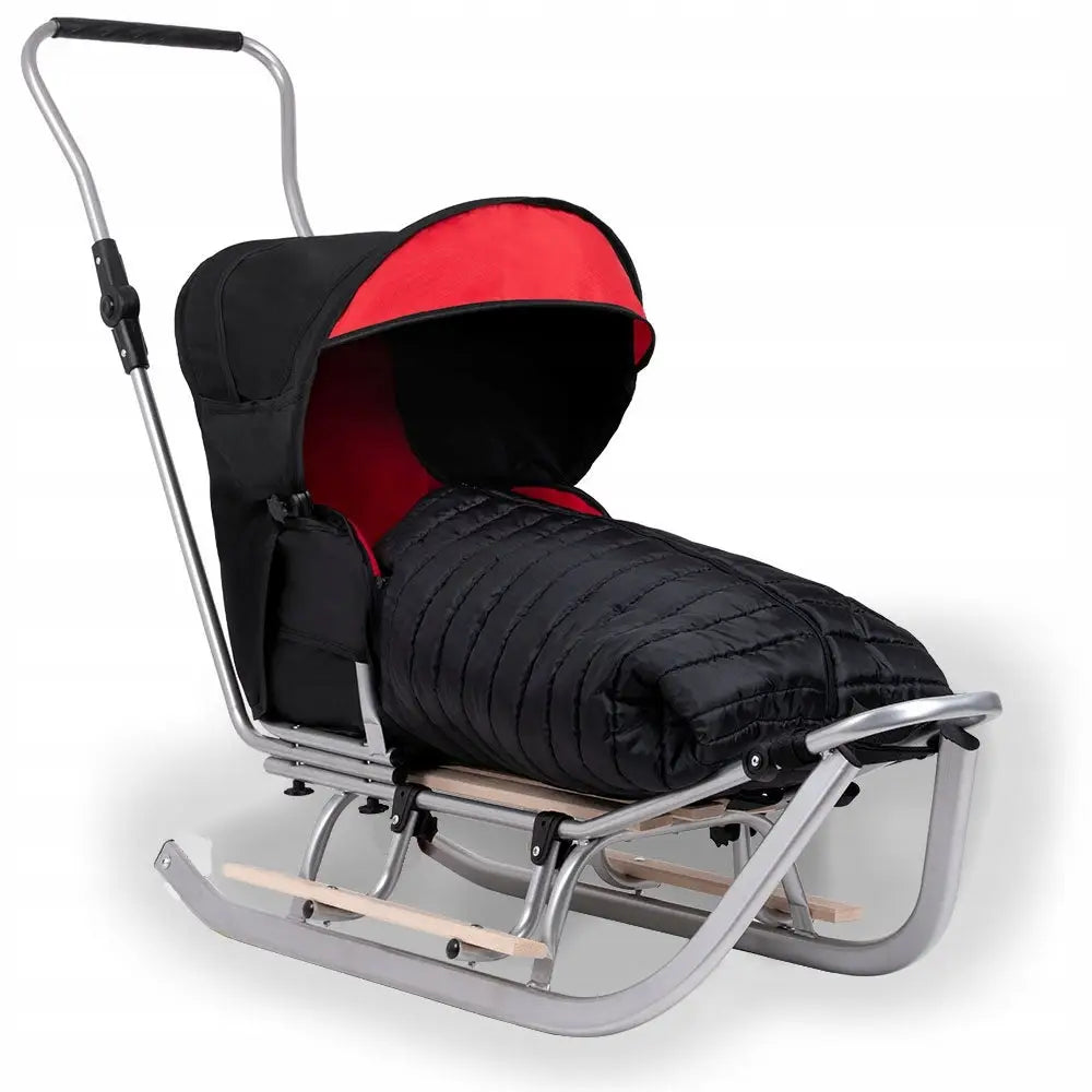 Akebrett Pik Line med sort og rød hette, montert svart vattert sovepose, sett fra siden mot fronten.