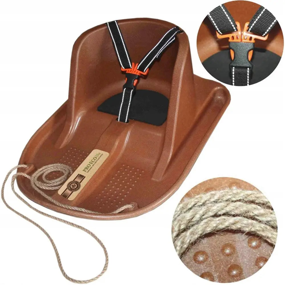 Akje med ryggstøtte for barn, brun plastkjelke med sort sele, oransje lås og tau foran, sett ovenfra.