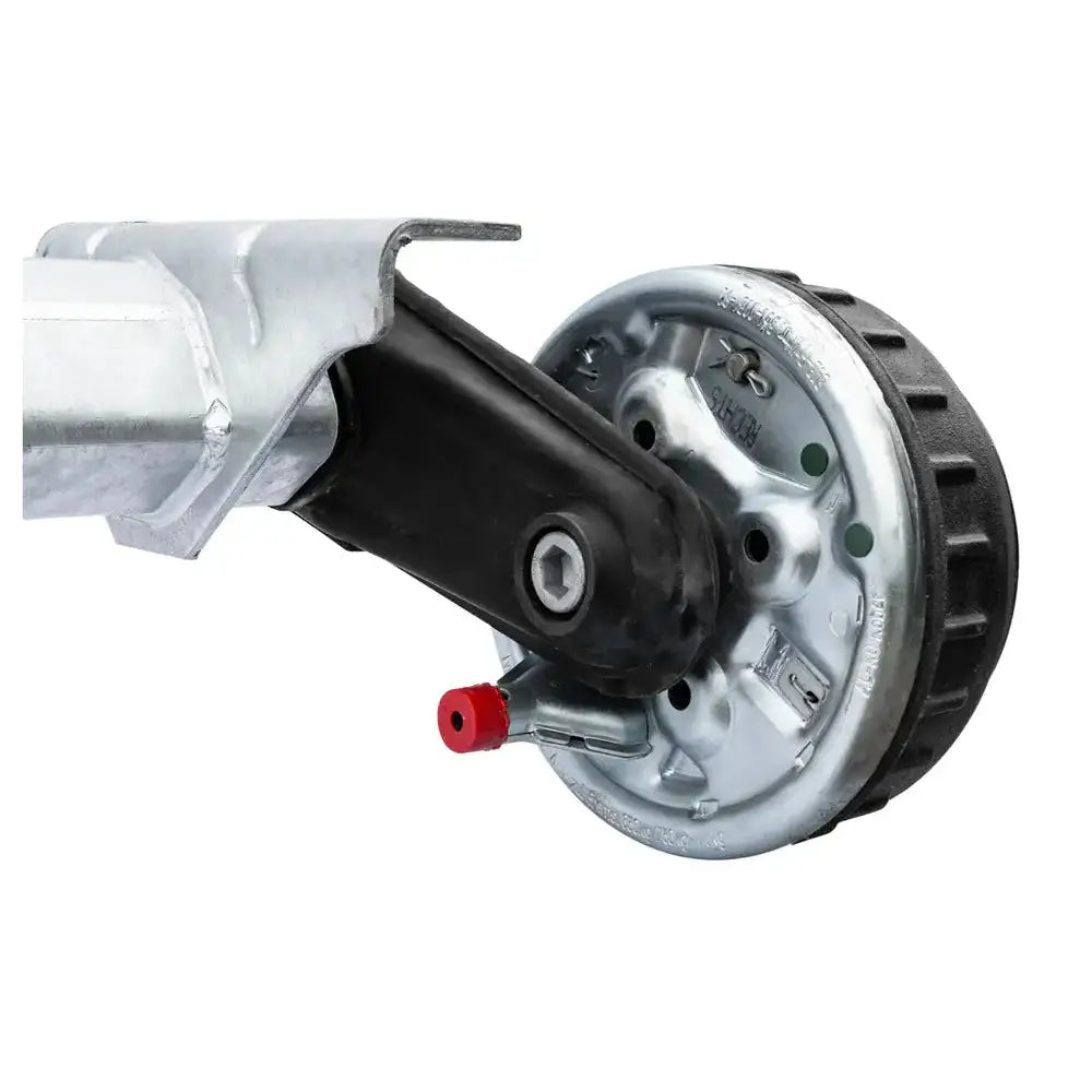 Aksling tilhenger, nærbilde av hjul med metallfelg, sort dekk og rød hette på metallkobling.