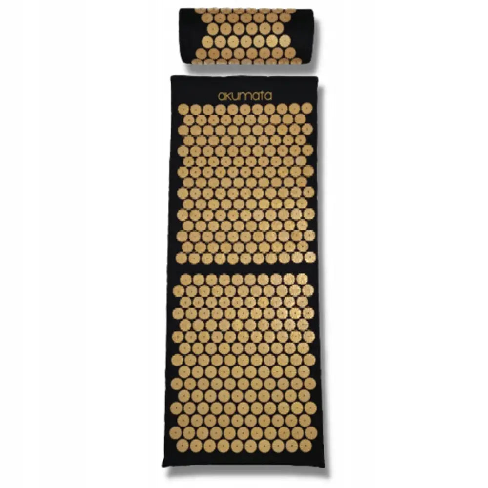 Akupressurmatte og pute i svart med runde, beige plastpigger, sett ovenfra i komplett treningssett.