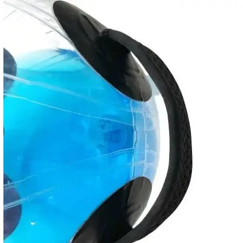 Akvafit Ball 40 cm, nærbilde som viser svarte håndtak og forsterkninger på blå gjennomsiktig plast mot hvit bakgrunn.