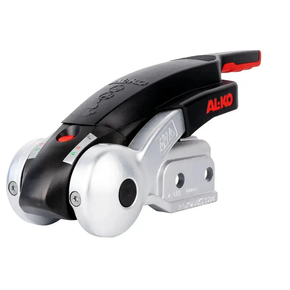 AL-KO AKS 3504 kulekobling med tyverisikring, skrå forfra med røde detaljer og synlig AL-KO-logo.