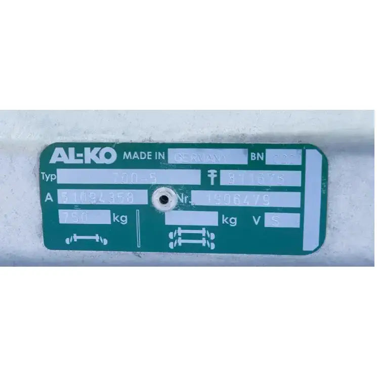 Aksling tilhenger 4x100, nærbilde av grønt og hvitt metallskilt med vektinformasjon og serienummer.