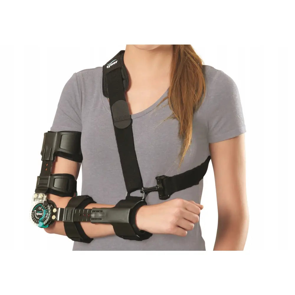 Albueortose stabilisator med hengslet ledd, justerbare remmer på kvinnes arm, fokus på støtte og tilpasning.