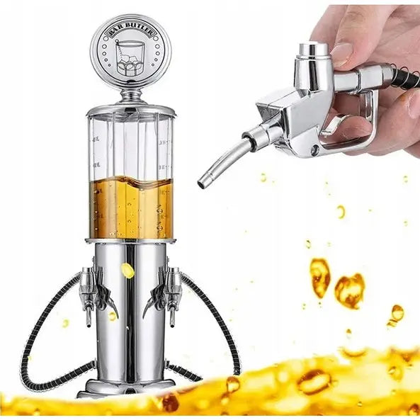 Alkoholholder dispenser for whisky, bensinpumpe-design med glassbeholder og hånd som løfter pumpemunnstykket.